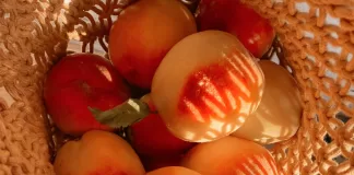 The Palatable Pleasures and Health Benefits of Peaches