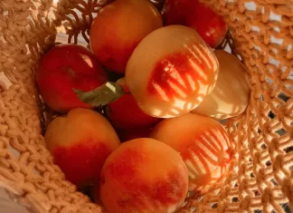 The Palatable Pleasures and Health Benefits of Peaches