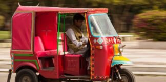 Karachi Bans Rickshaws on 26 Major Roads